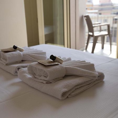 Hotel Confort Ріміні Екстер'єр фото