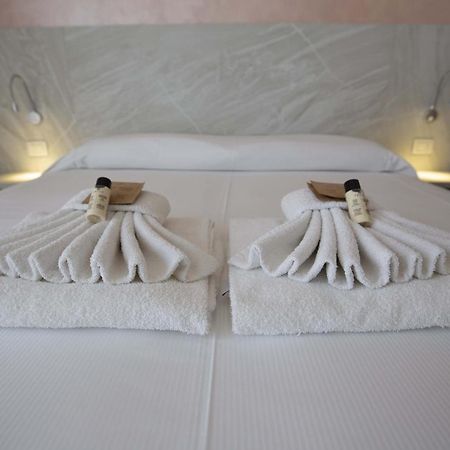 Hotel Confort Ріміні Екстер'єр фото