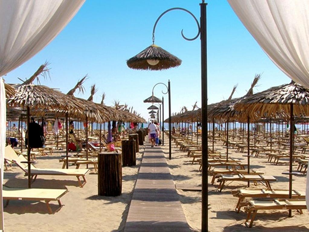 Hotel Confort Ріміні Екстер'єр фото