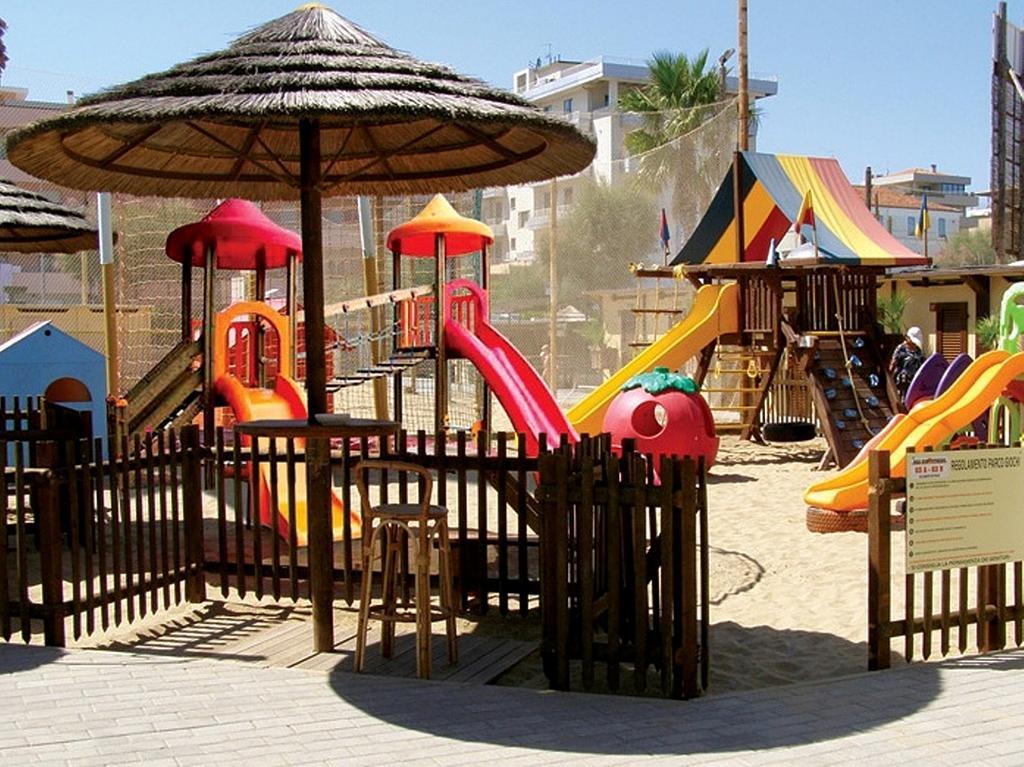 Hotel Confort Ріміні Екстер'єр фото