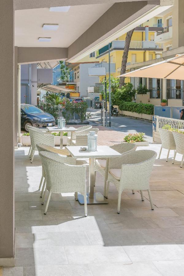 Hotel Confort Ріміні Екстер'єр фото
