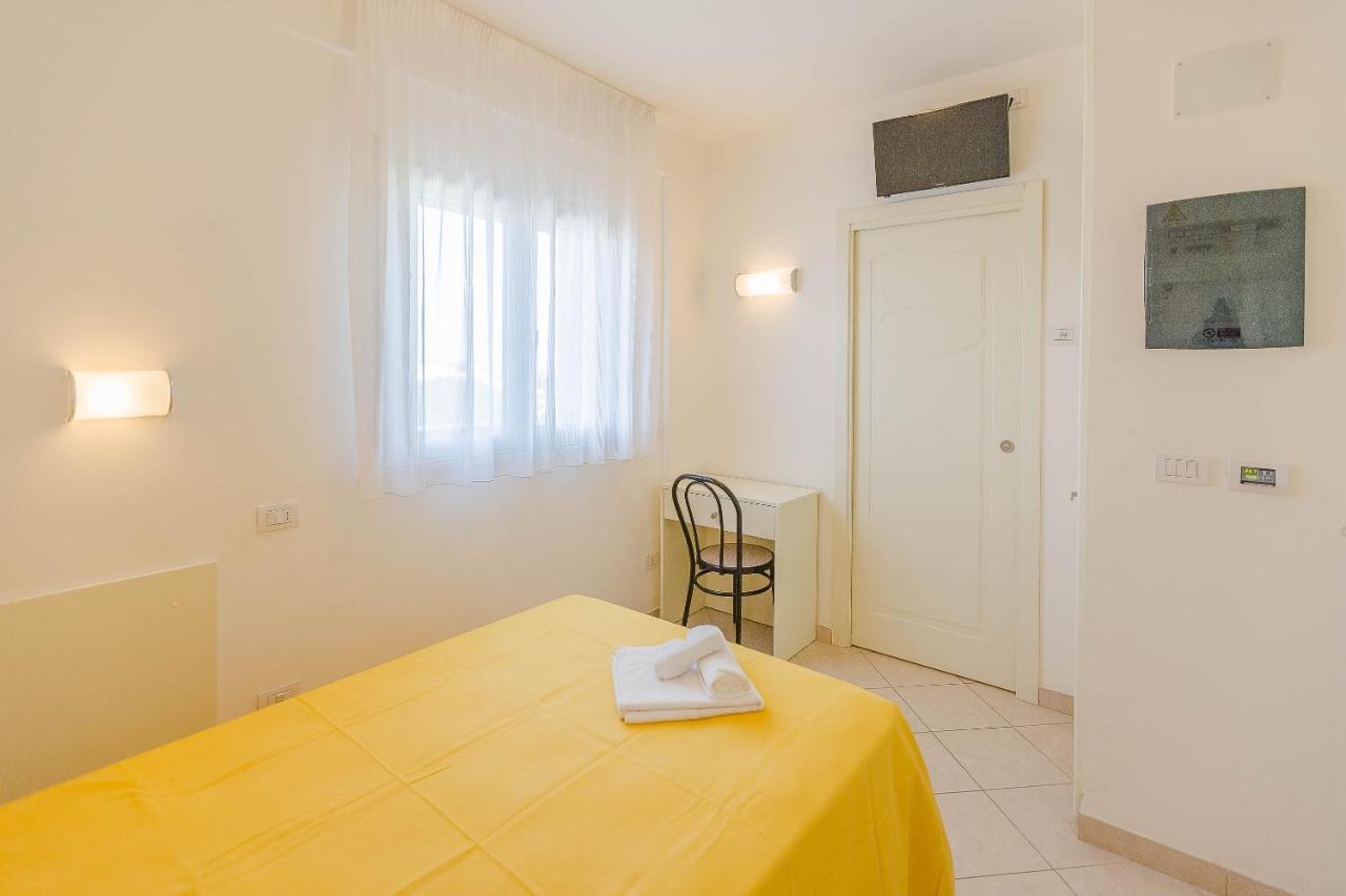 Hotel Confort Ріміні Екстер'єр фото