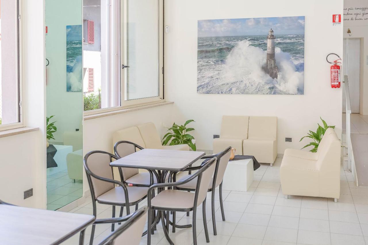 Hotel Confort Ріміні Екстер'єр фото