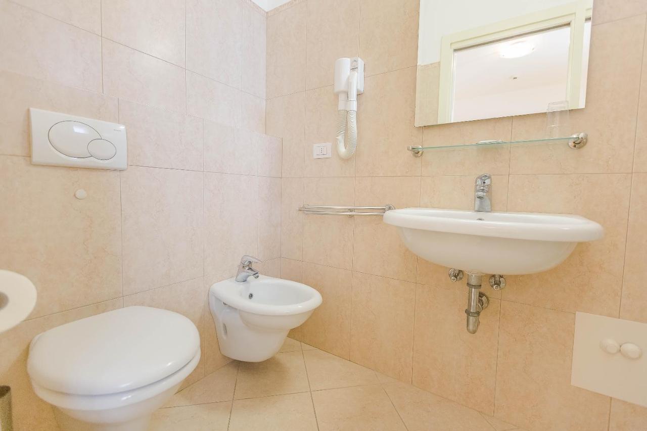 Hotel Confort Ріміні Екстер'єр фото