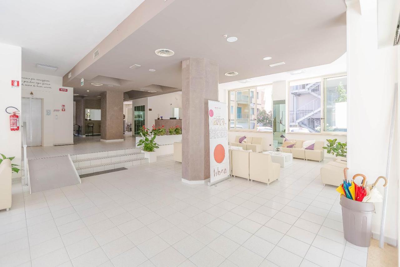 Hotel Confort Ріміні Екстер'єр фото