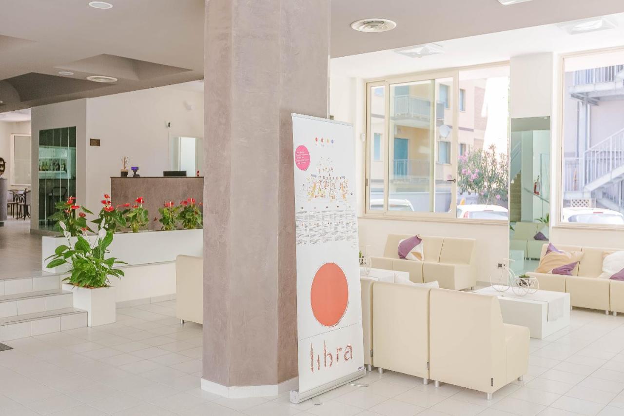 Hotel Confort Ріміні Екстер'єр фото
