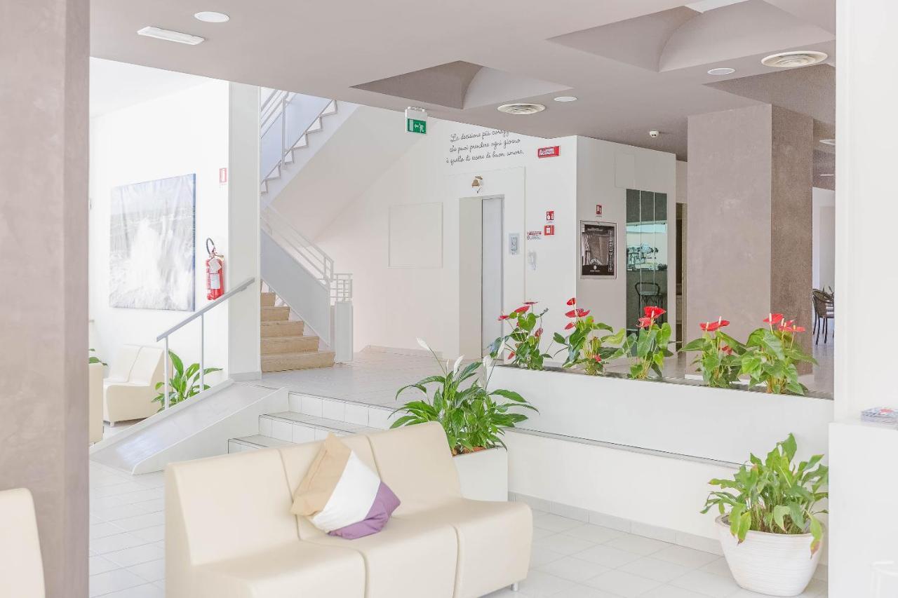 Hotel Confort Ріміні Екстер'єр фото