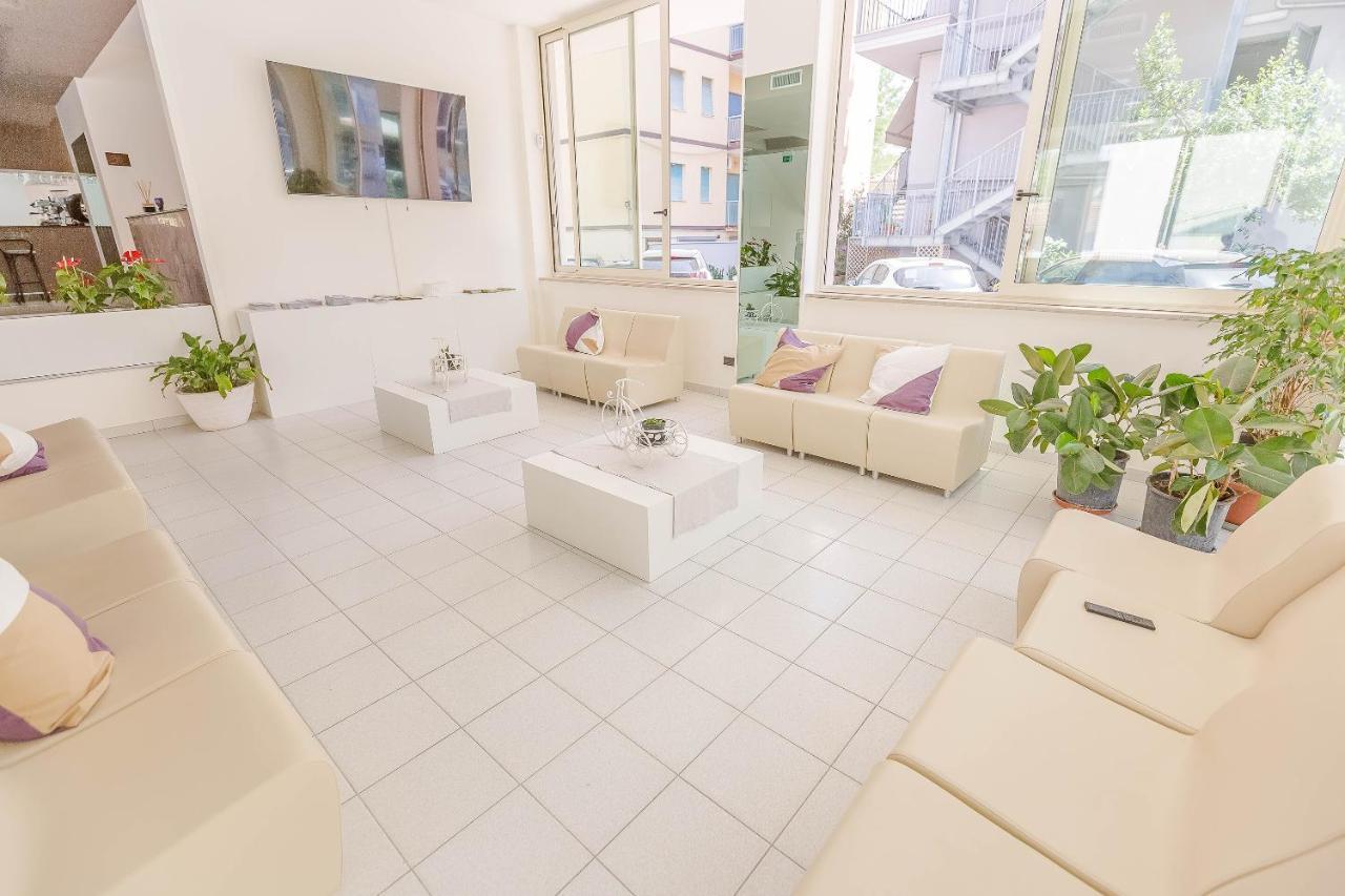 Hotel Confort Ріміні Екстер'єр фото