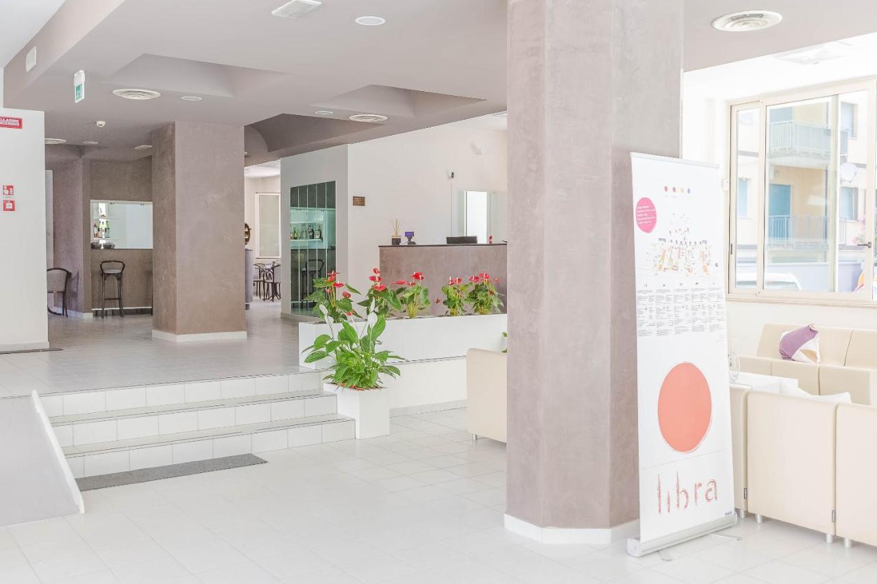 Hotel Confort Ріміні Екстер'єр фото