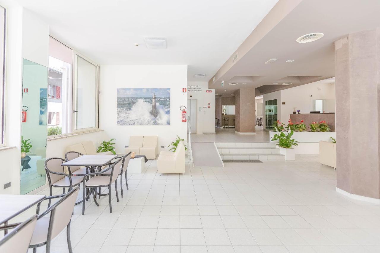 Hotel Confort Ріміні Екстер'єр фото