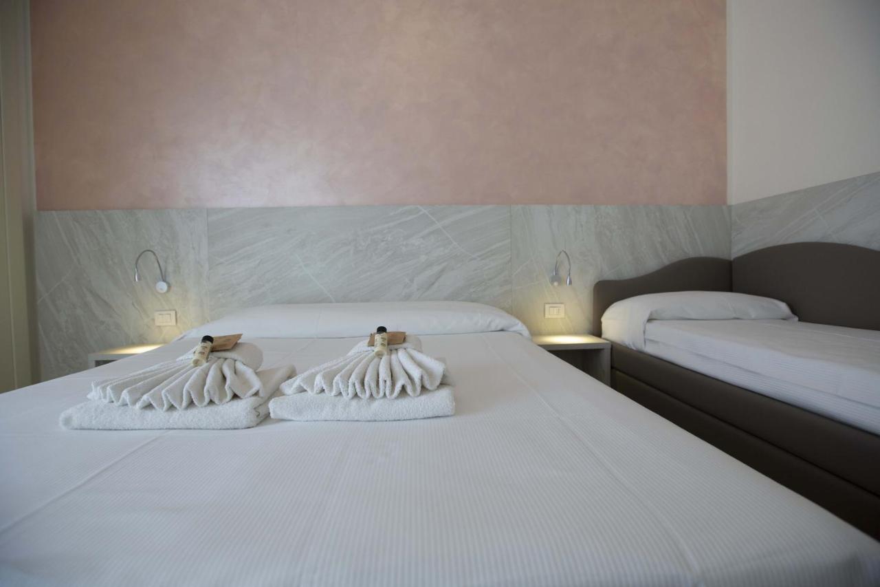 Hotel Confort Ріміні Екстер'єр фото