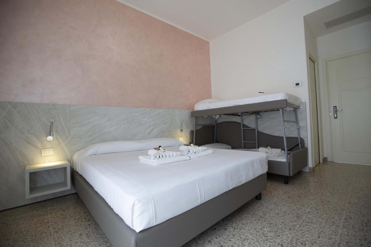 Hotel Confort Ріміні Екстер'єр фото