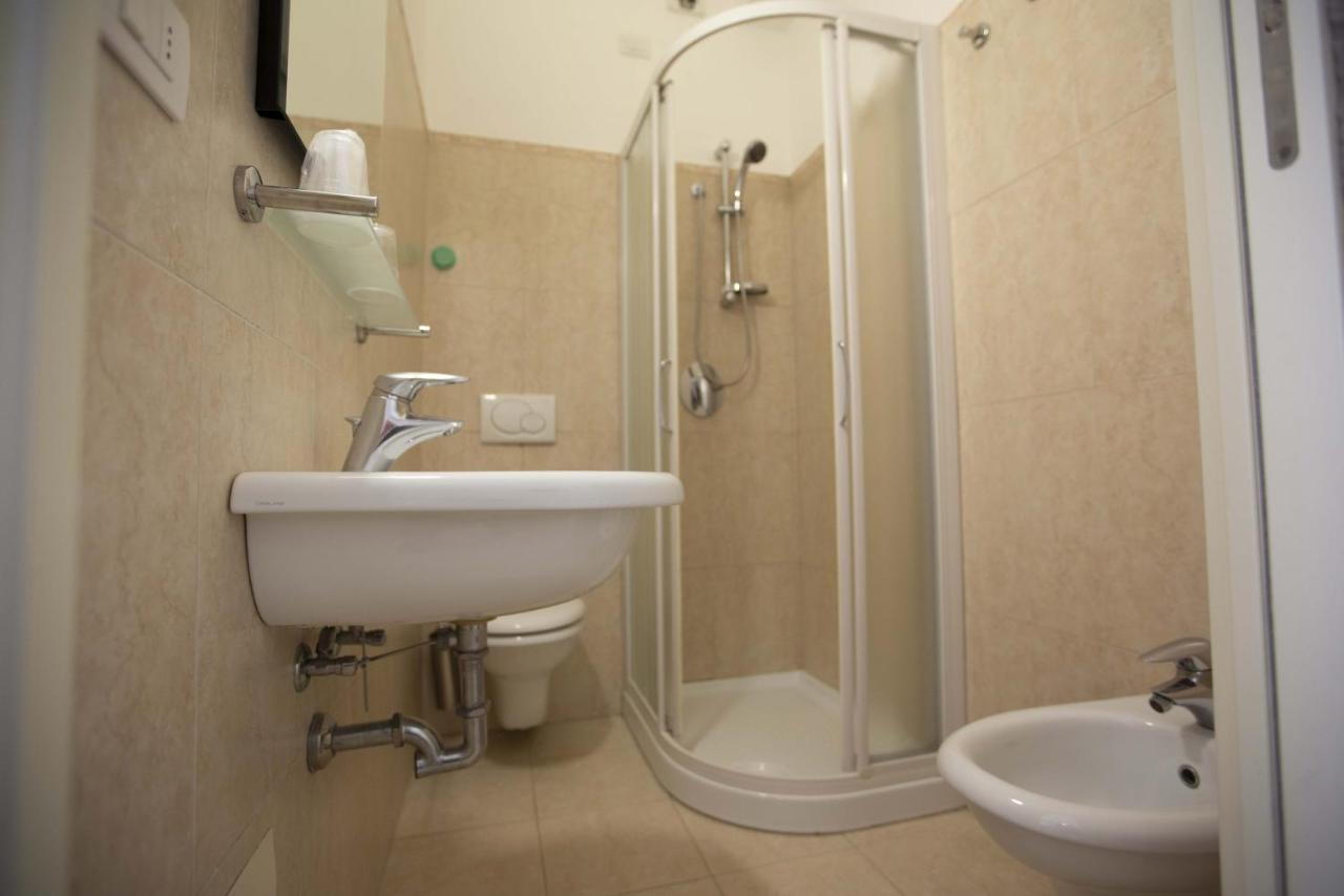 Hotel Confort Ріміні Екстер'єр фото