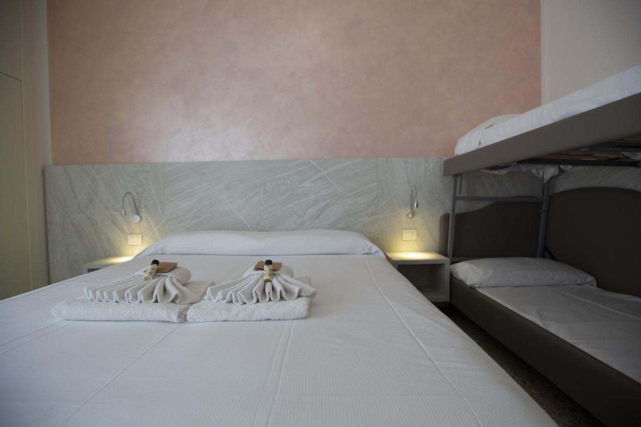 Hotel Confort Ріміні Екстер'єр фото