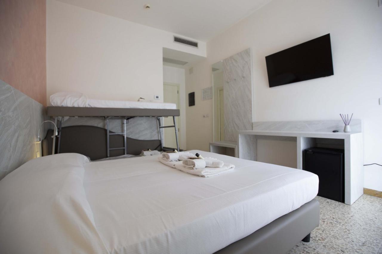 Hotel Confort Ріміні Екстер'єр фото