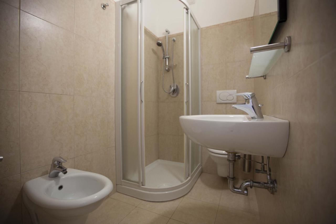 Hotel Confort Ріміні Екстер'єр фото
