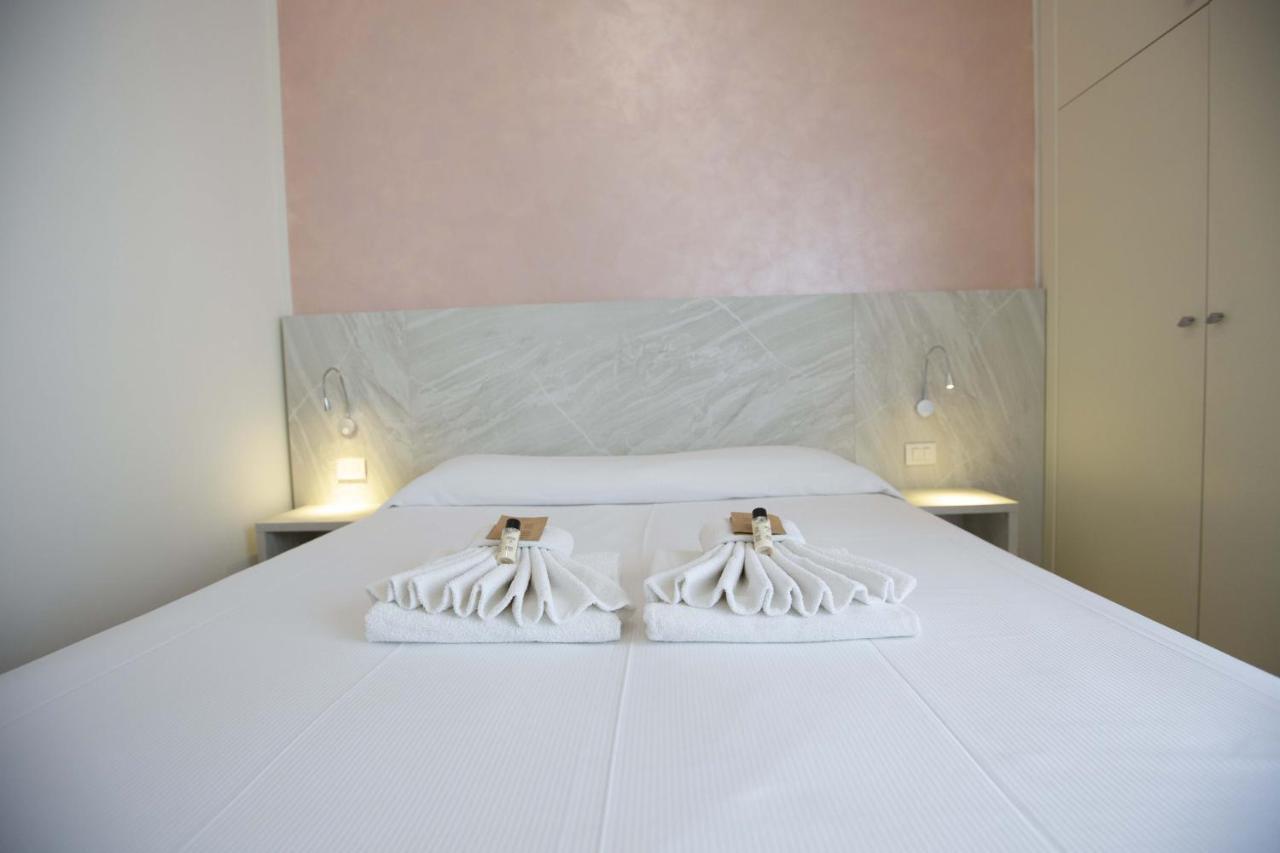 Hotel Confort Ріміні Екстер'єр фото