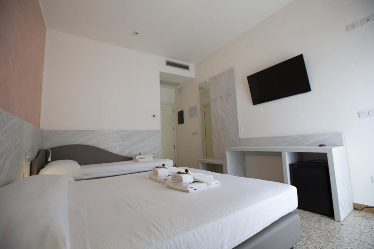 Hotel Confort Ріміні Екстер'єр фото
