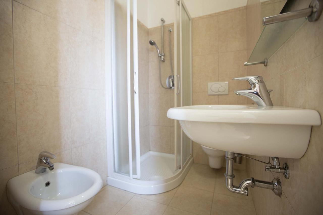 Hotel Confort Ріміні Екстер'єр фото
