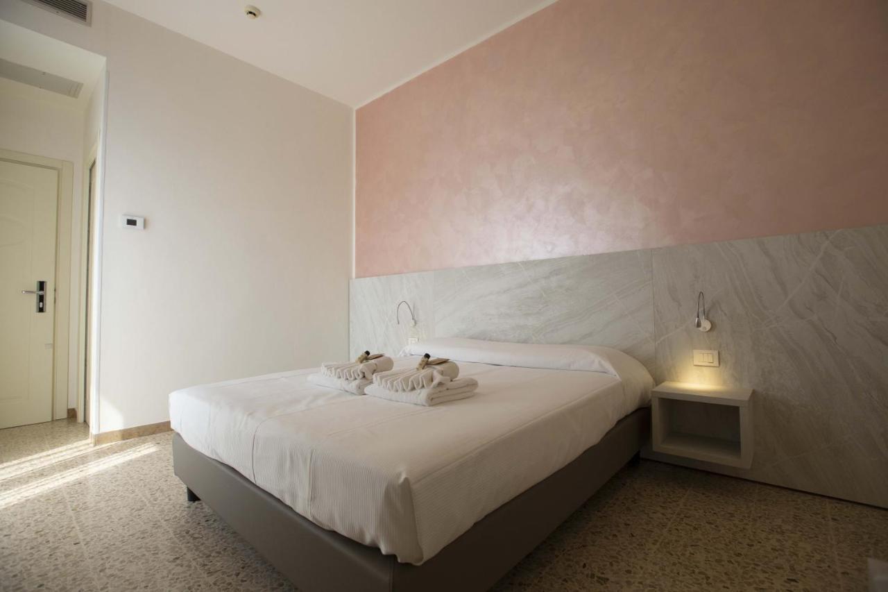 Hotel Confort Ріміні Екстер'єр фото