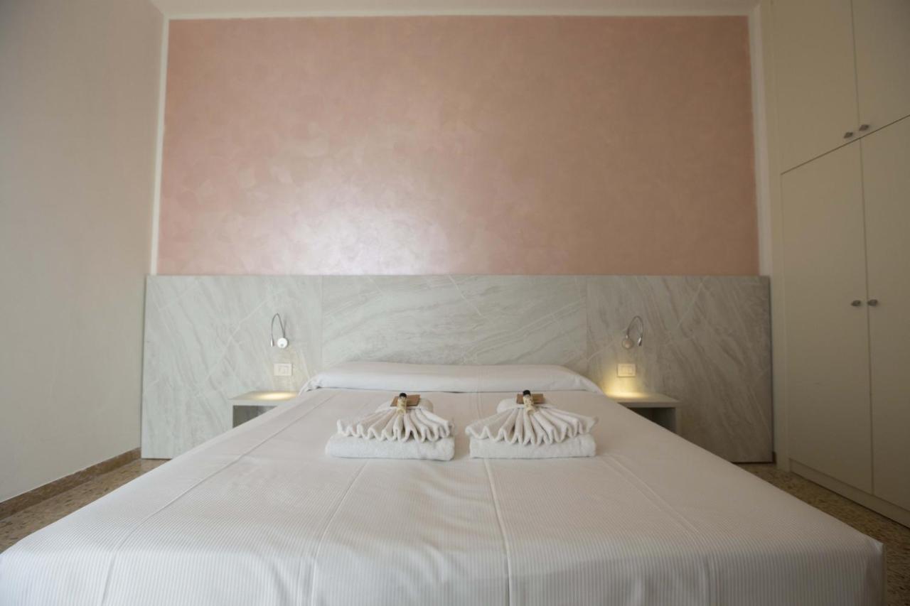 Hotel Confort Ріміні Екстер'єр фото