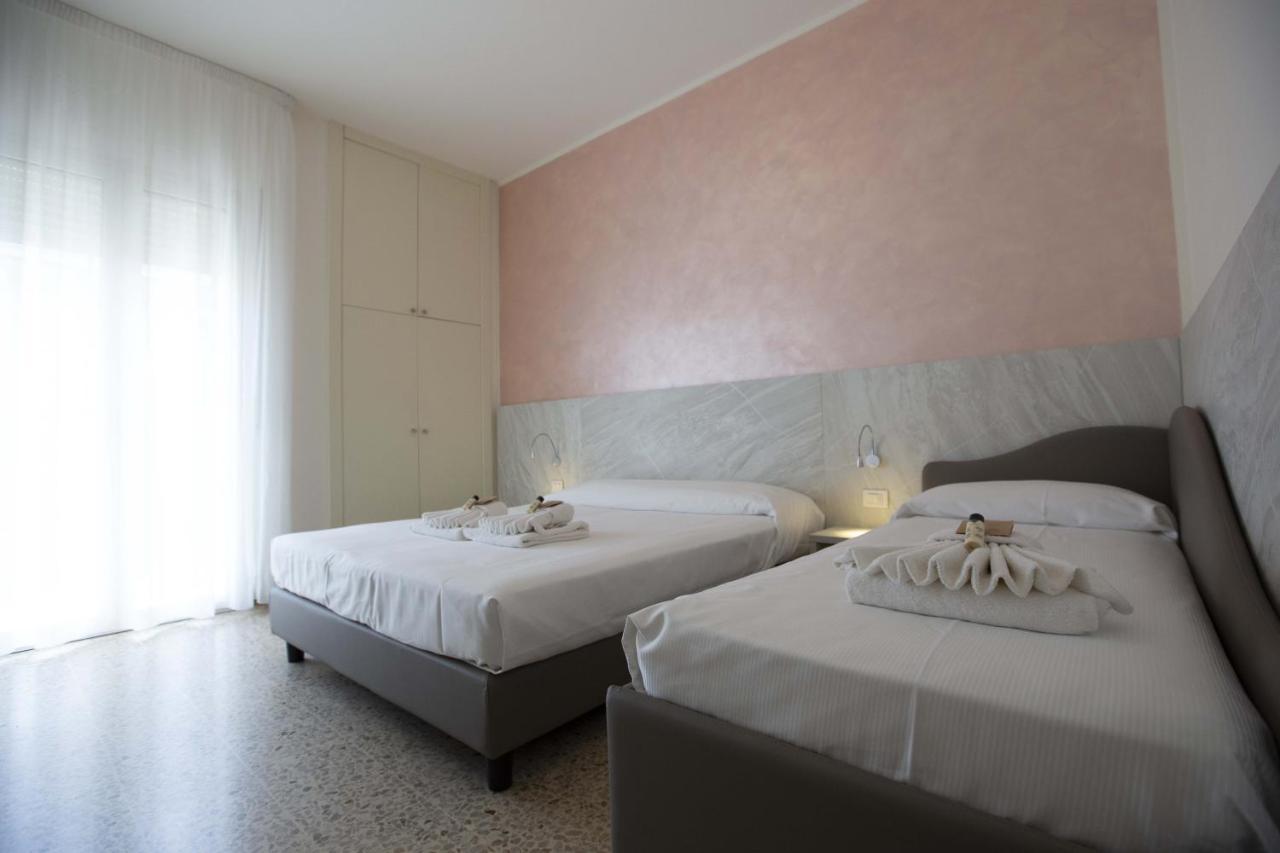 Hotel Confort Ріміні Екстер'єр фото