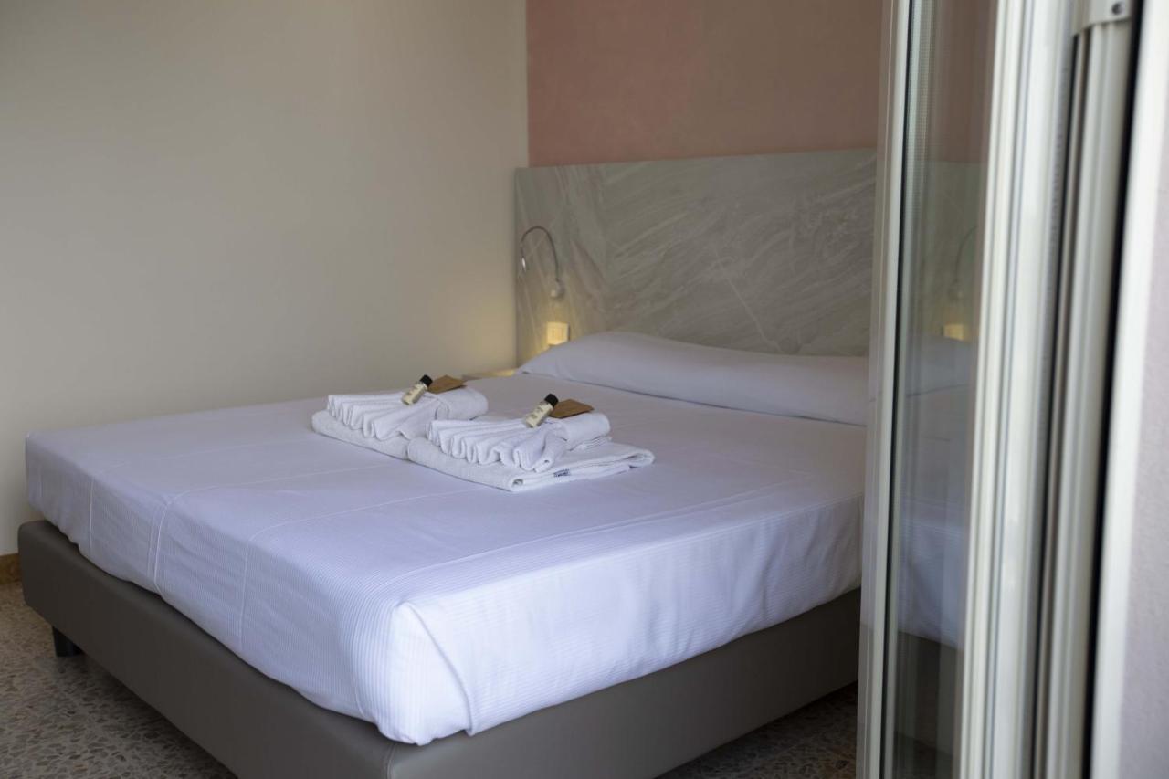 Hotel Confort Ріміні Екстер'єр фото
