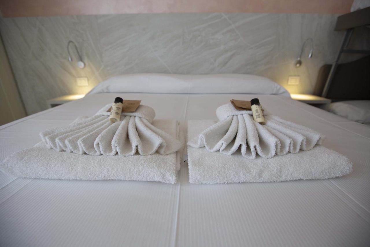 Hotel Confort Ріміні Екстер'єр фото