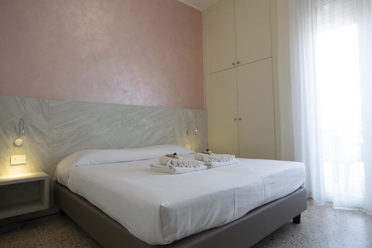 Hotel Confort Ріміні Екстер'єр фото
