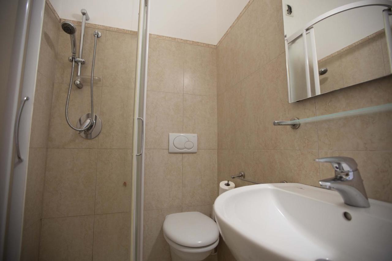 Hotel Confort Ріміні Екстер'єр фото