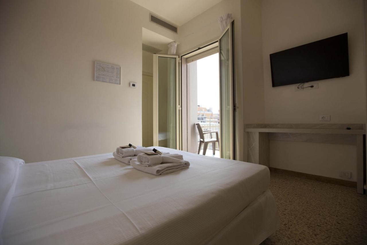 Hotel Confort Ріміні Екстер'єр фото