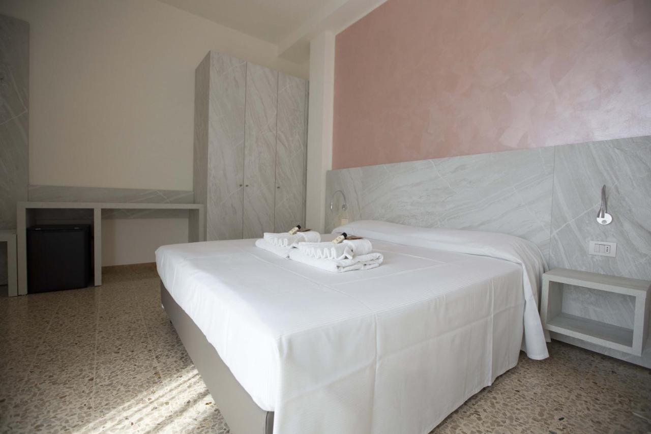 Hotel Confort Ріміні Екстер'єр фото