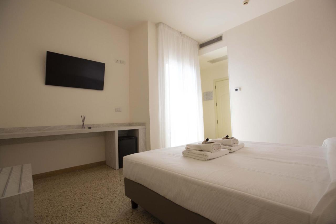 Hotel Confort Ріміні Екстер'єр фото