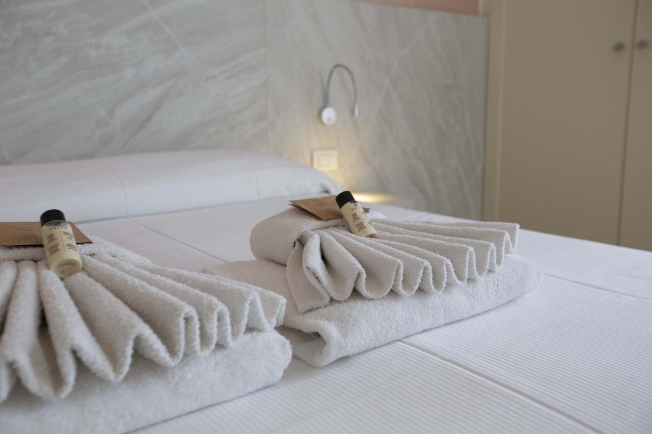 Hotel Confort Ріміні Екстер'єр фото