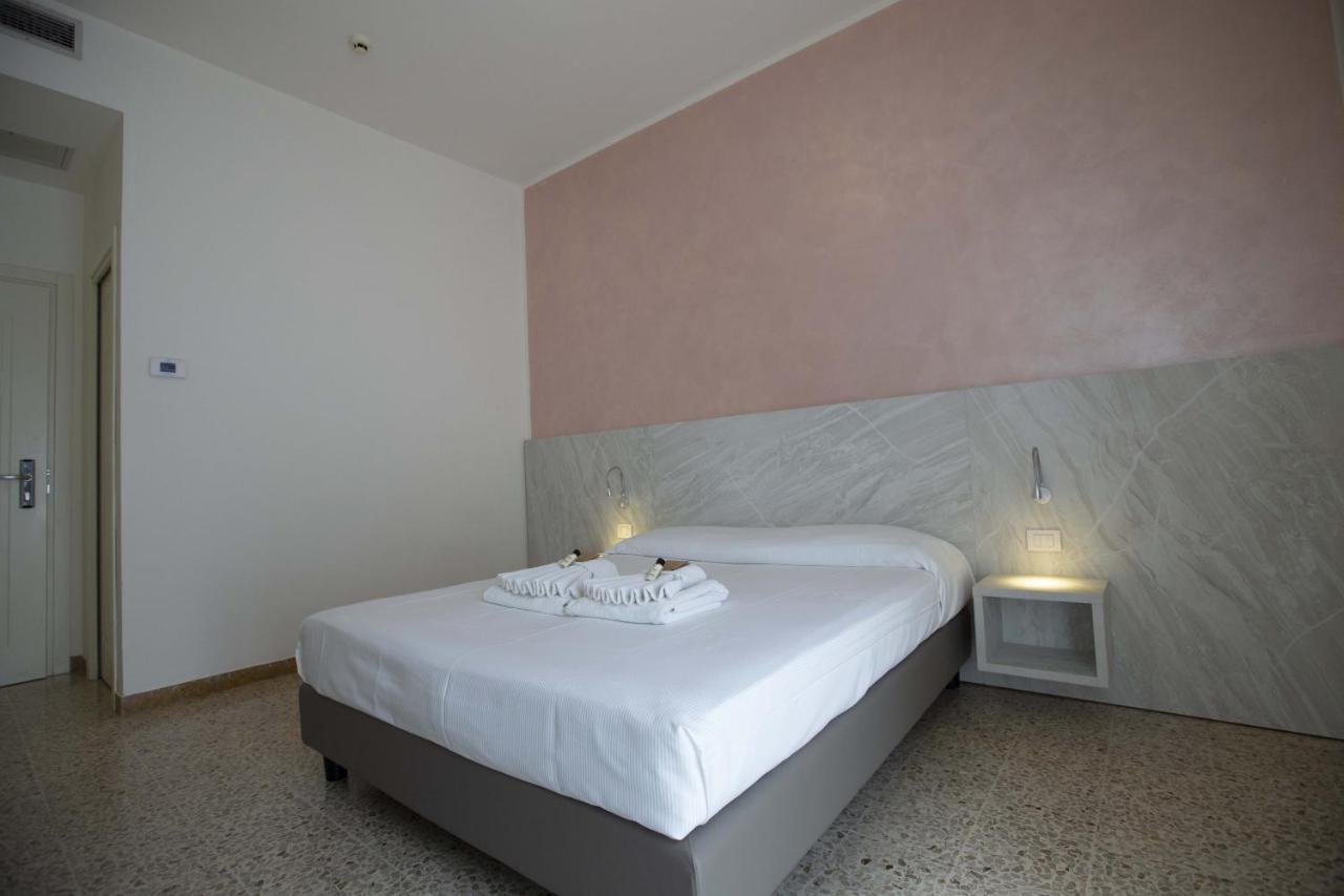 Hotel Confort Ріміні Екстер'єр фото