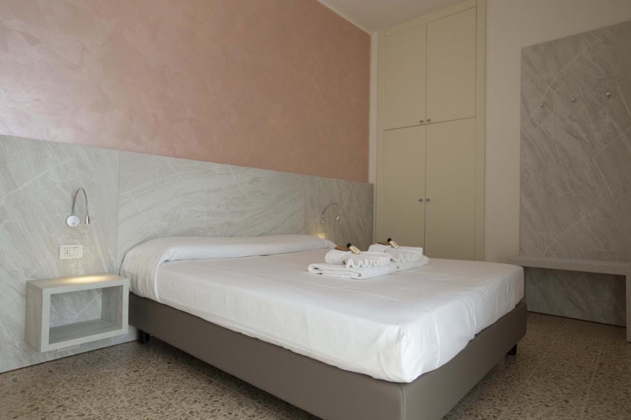 Hotel Confort Ріміні Екстер'єр фото